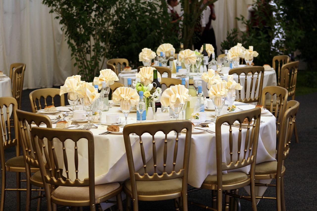 Mesa com bolo para casamento